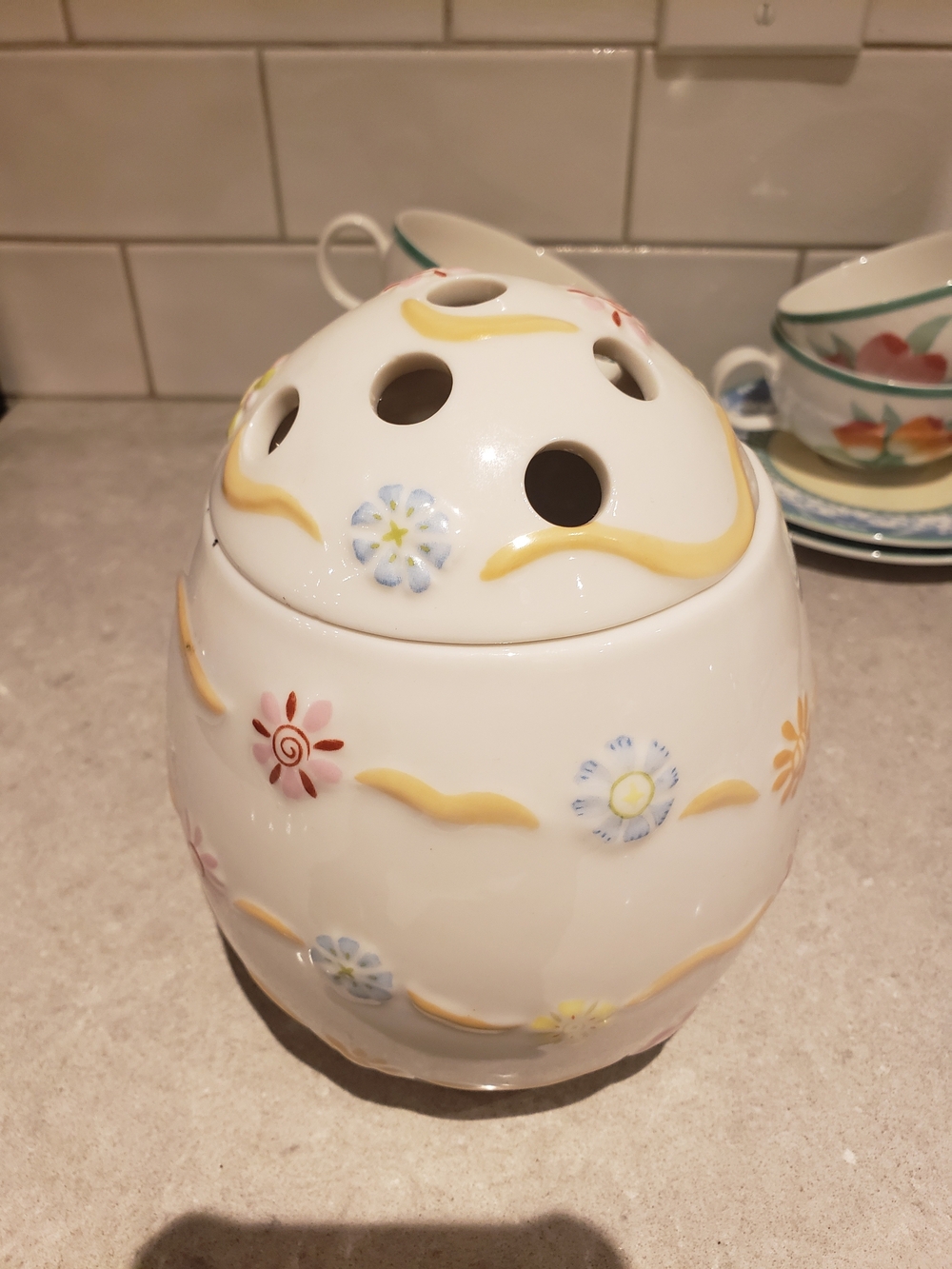 Villeroy & Boch White Ceramic Floral Diffuser with Yellow Accents
